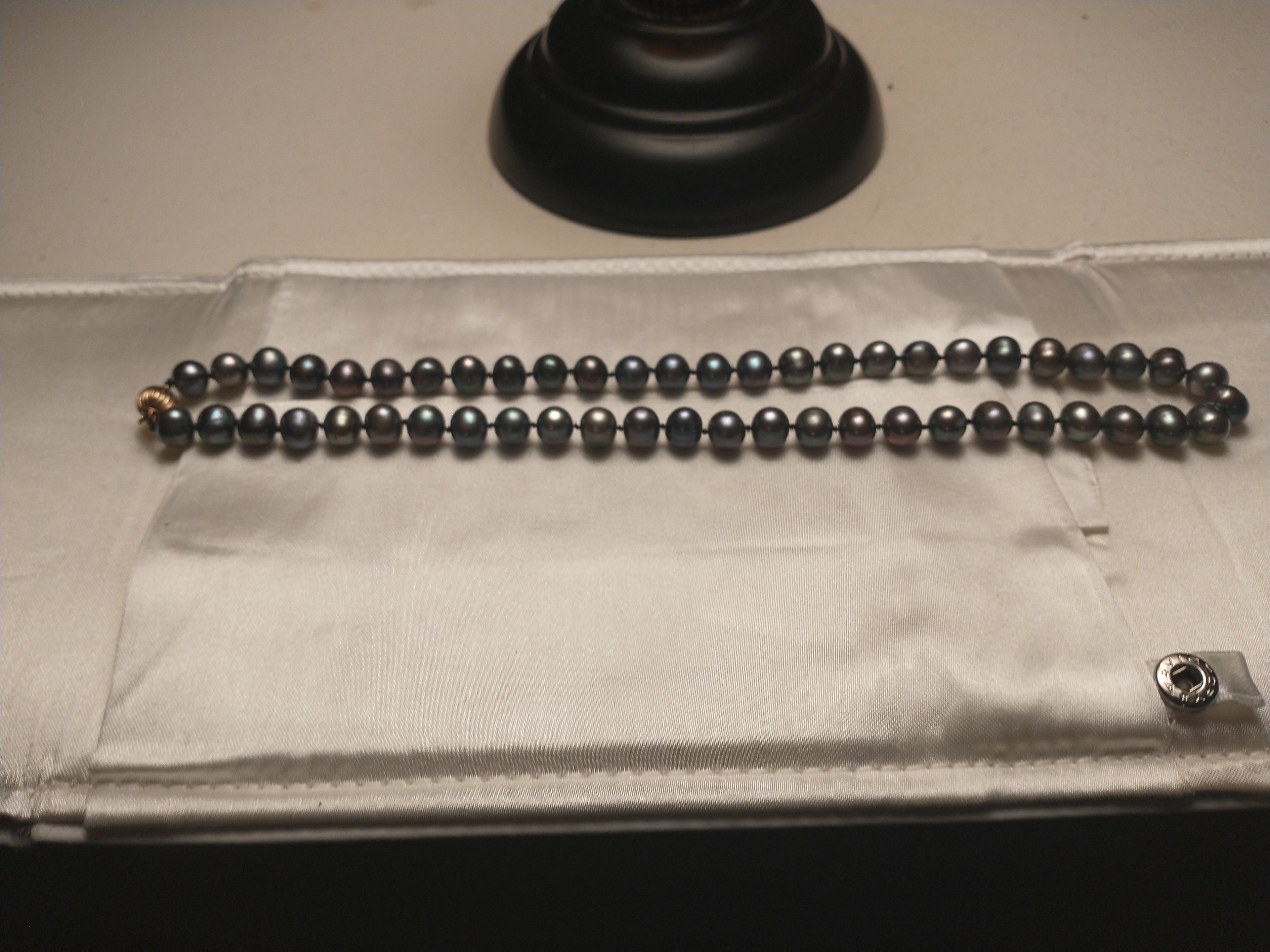 18" 8 mm Peacock in color Tahitian Pearl chocker with 14kt gold clasp. Pre-owned.