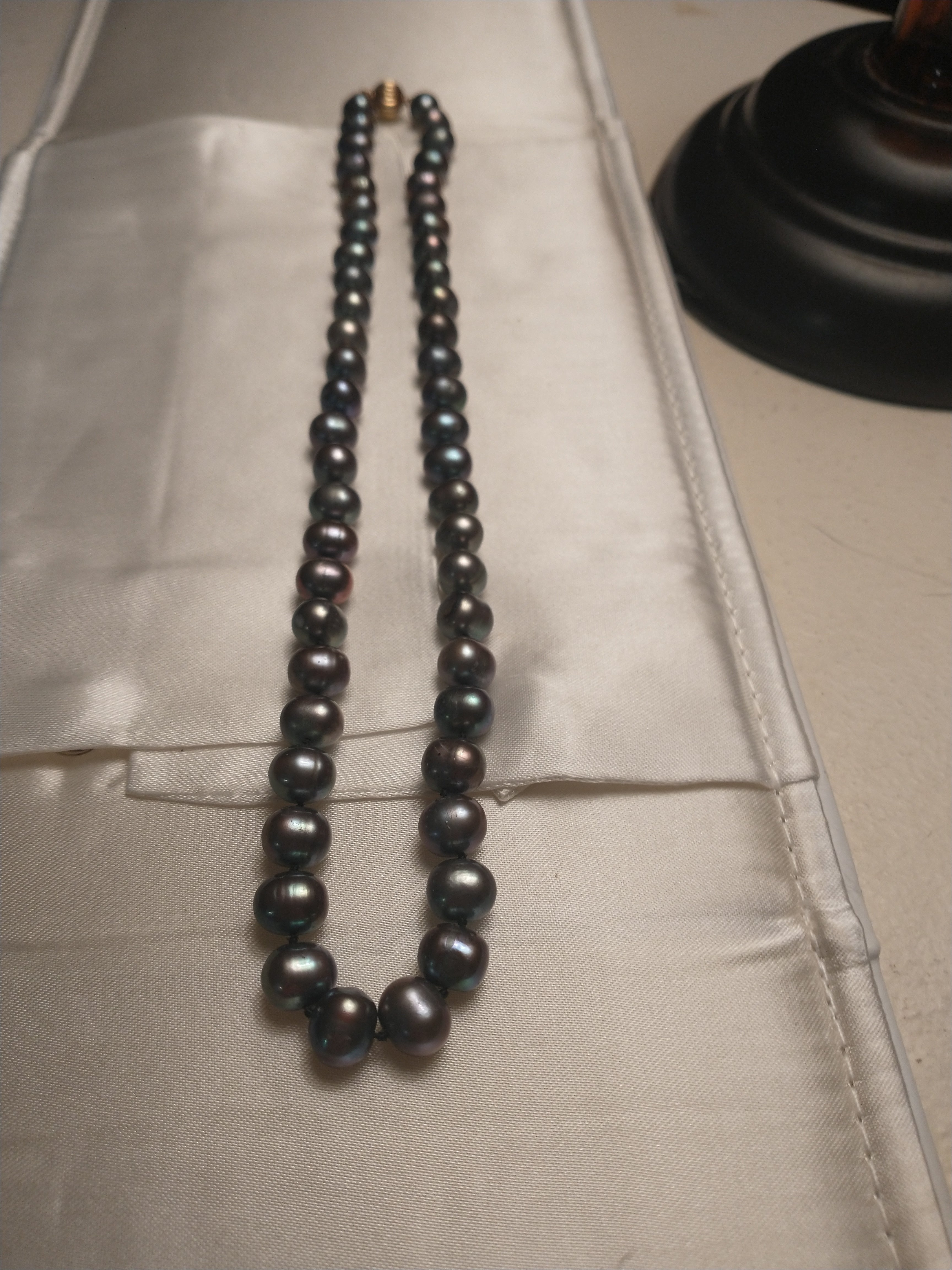 18" 8 mm Peacock in color Tahitian Pearl chocker with 14kt gold clasp. Pre-owned.