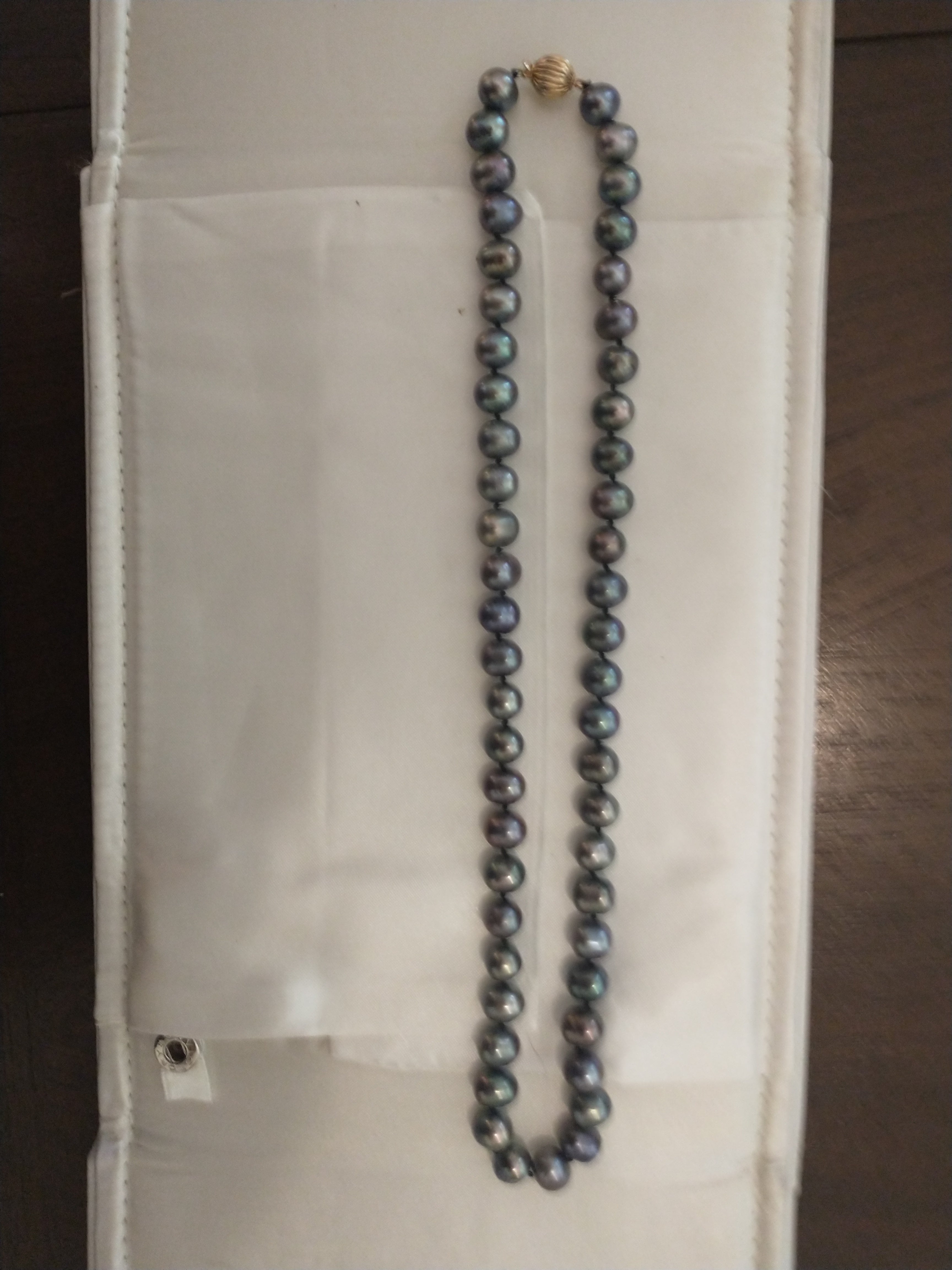 18" 8 mm Peacock in color Tahitian Pearl chocker with 14kt gold clasp. Pre-owned.