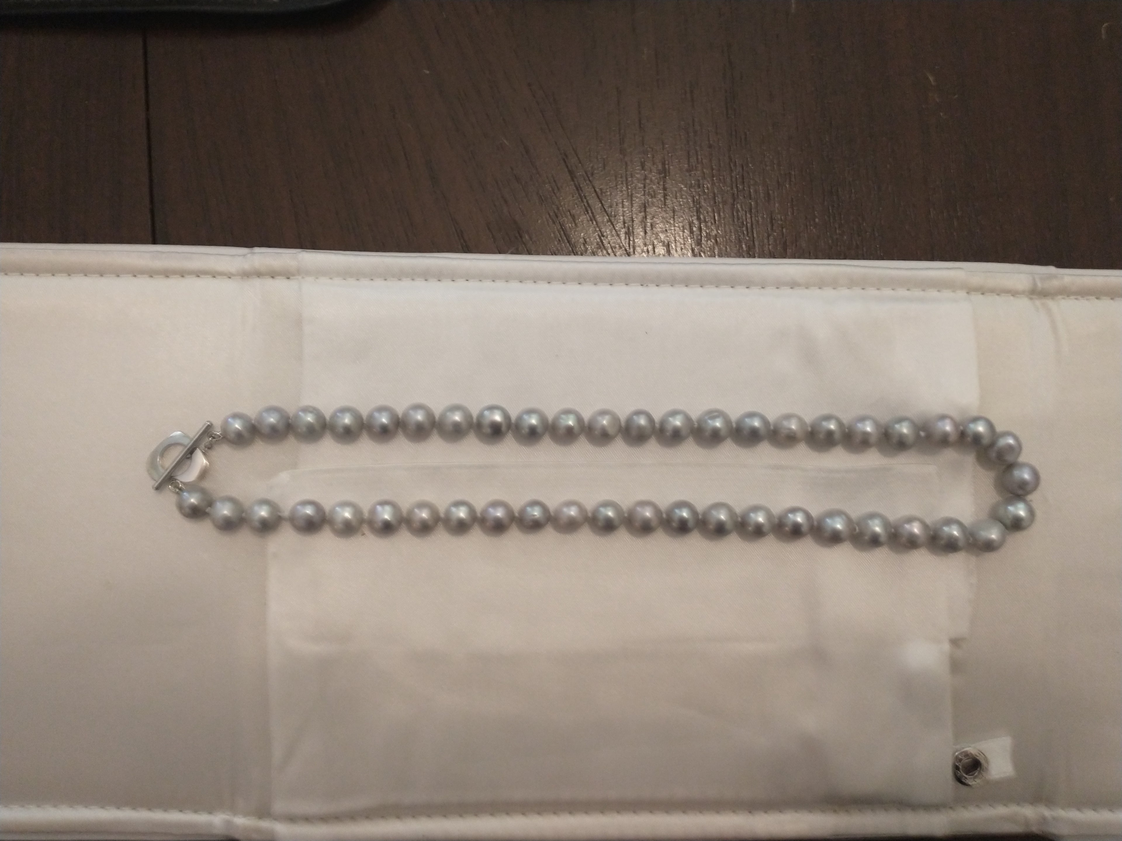 17" 8-9mm Silver toned High luster Cultured Pearl Choker. Pre-owned with a Silver plated Toggle clasp.