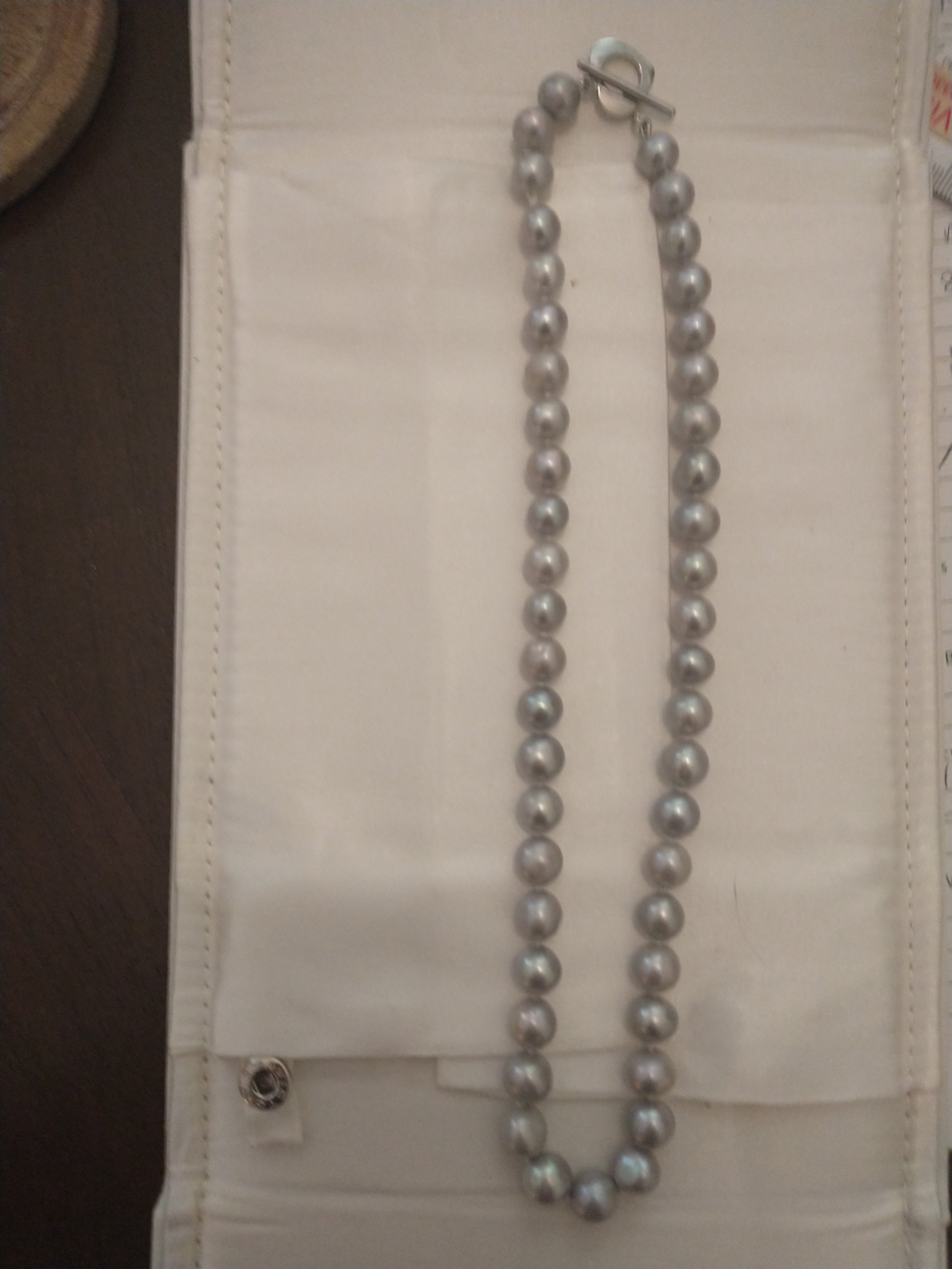 17" 8-9mm Silver toned High luster Cultured Pearl Choker. Pre-owned with a Silver plated Toggle clasp.