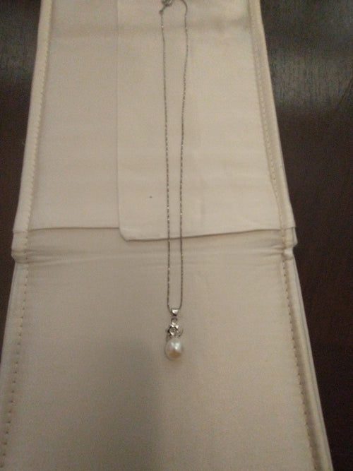 16" 8kt Rhodium White Gold plated 7mm Cultured Pearl Solitaire. Pre-owned.