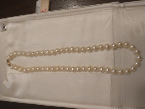 16" 8mm High Luster Akoya Pearl choker with 14kt gold clasp. Pre-owned. SOLD AS IS ~ NO REFUNDS OR EXCHANGES.