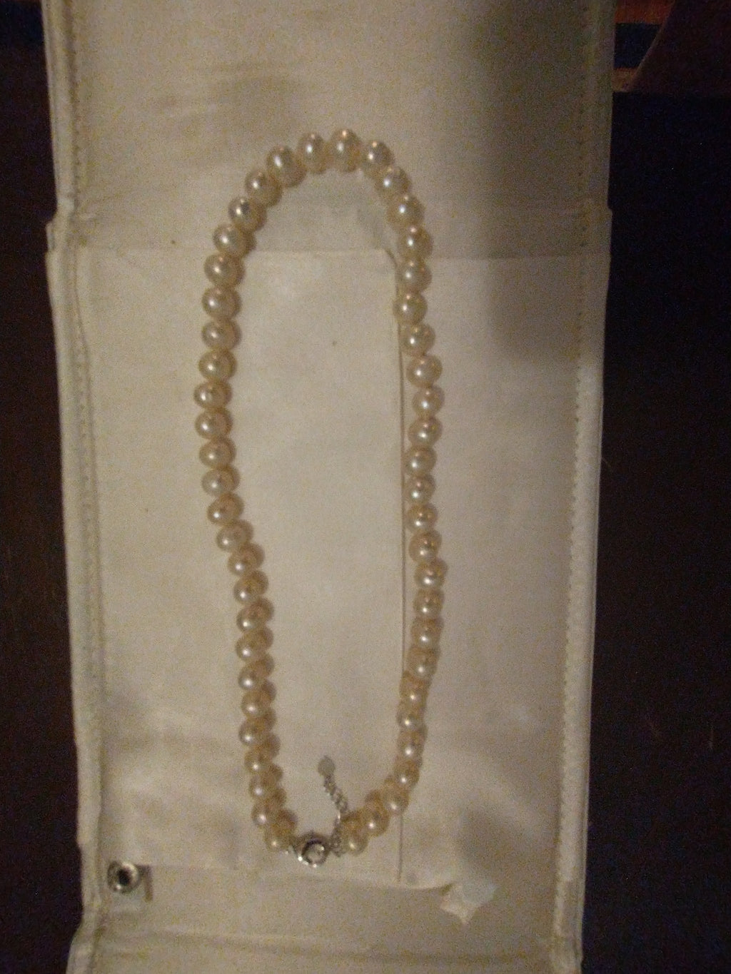16" 8mm Akoya Pearl choker with Silver plated lobster claw clasp. Pre-owned. SOLD AS IS ~ NO REFUNDS OR RETURNS.