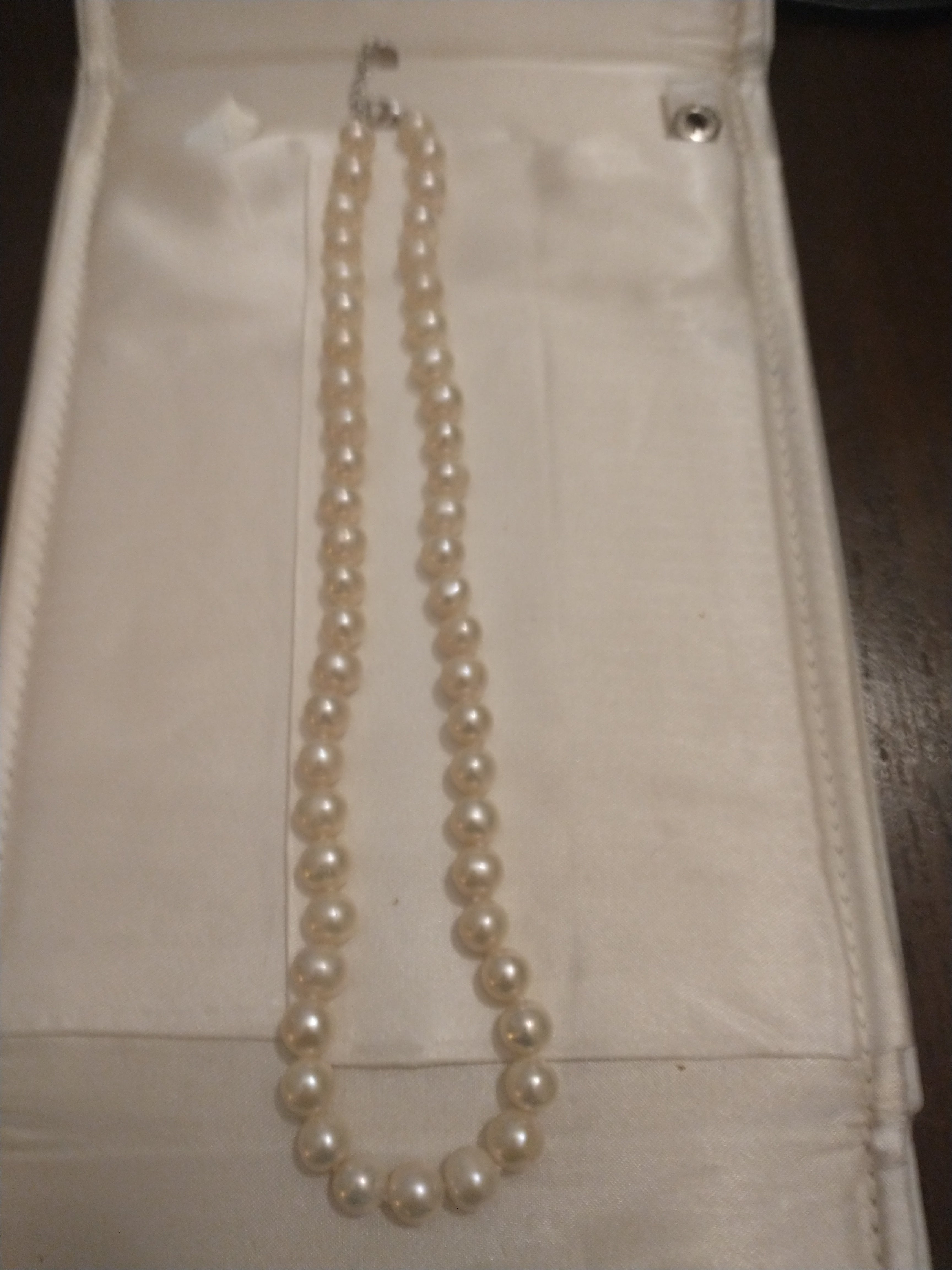 16" 8mm Akoya Pearl choker with Silver plated lobster claw clasp. Pre-owned. SOLD AS IS ~ NO REFUNDS OR RETURNS.