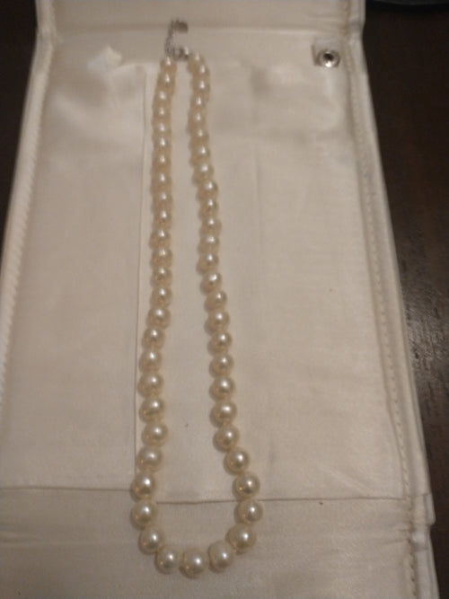 16" 8mm Akoya Pearl choker with Silver plated lobster claw clasp. Pre-owned. SOLD AS IS ~ NO REFUNDS OR RETURNS.